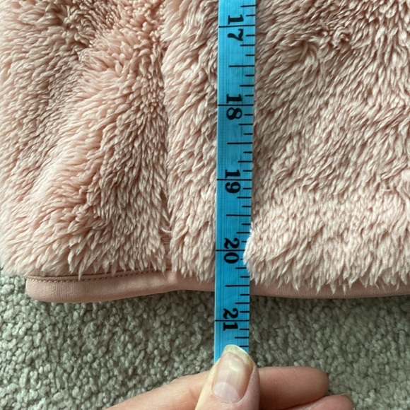 Uniqlo child’s pink fluffy zip up. Ages 9-10 in excellent condition - Picture 6 of 11